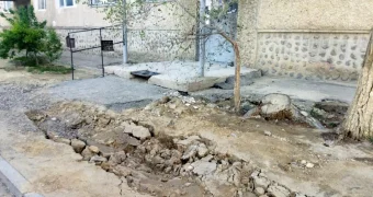 Когда восстановят разрушенный двор в центре Актау