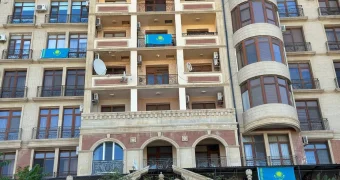 Жители Актау вывесили на своих балконах государственный флаг