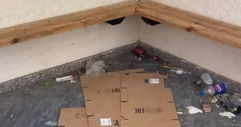 В свалку мусора превратилась автобусная  остановка в Актау