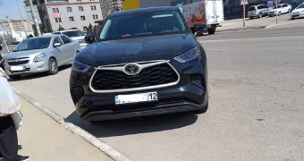 Жители Актау пожаловались на припаркованные автомобили на автобусных остановках и на бездействие полиции