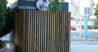 Павильон преградил путь пешеходам в Актау