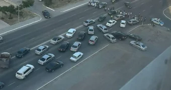 Жители Актау перекрыли дорогу из-за отсутствия питьевой воды