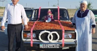 Золотую свадьбу необычно и с размахом отметила пара в Жанаозене