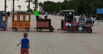 Они возвращаются! На набережной Актау вновь устанавливают батуты и сдают машинки в прокат