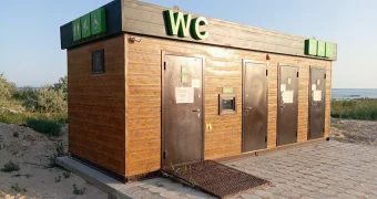 Жители Актау вынуждены справлять нужду в кустах из-за неработающих туалетов