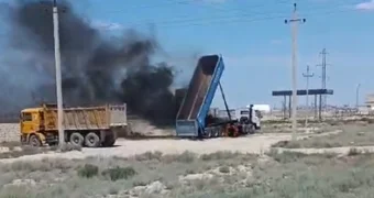 В пригороде Актау водитель большегруза погиб на месте во время разгрузки металлолома