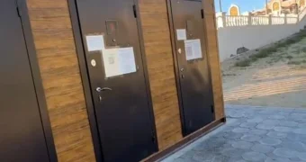 На сломанные дверные ручки и грязь в общественных туалетах Актау жалуются горожане