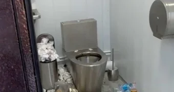 Омерзительное непотребство совершают посетители в общественных туалетах  Актау
