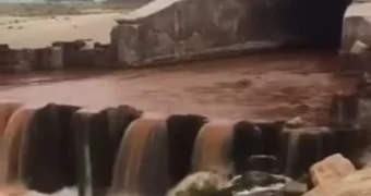 Сброс грязной воды в Каспий опубликовал блогер из Актау