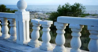 Жители Актау назвали реставрацию порушенных балюстрад на набережной «халтурой»