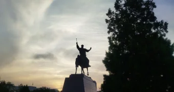 Молниеносная реакция: памятник Курмангазы в Актау привели в порядок