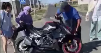 Мотоциклист в луже крови: кадры с ДТП рассылают в Актау