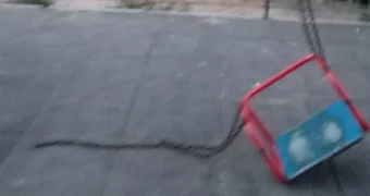 Оборвалась цепь на качелях: в Актау ребенок получил травмы