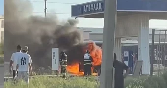 Водитель получил ожоги: в Актау на заправке сгорел автомобиль