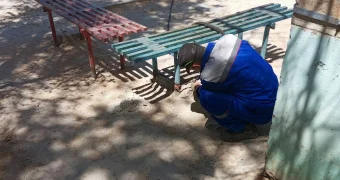 Скамейки раздора: в Актау жильцы высотки второй год «отвоевывают» лавочки у соседки