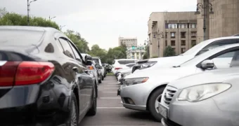 Можно ли парковаться во втором ряду на аварийках: Какой штраф придется за это заплатить