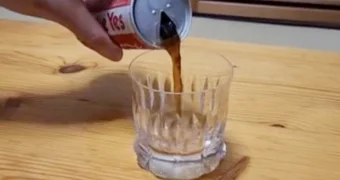 Мужчина нашел 40-летнюю банку кока-колы и выпил ее