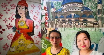 Юная жительница Актау украсила стены подъезда в национальном стиле