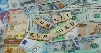 Жители Казахстана продолжают "избавляться" от рублей