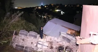 В Алматы бетономешалка сорвалась со склона и снесла частный дом