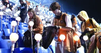 Фанаты Димаша после концерта убрали за собой мусор