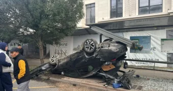 Машина влетела в остановку и перевернулась в Алматы