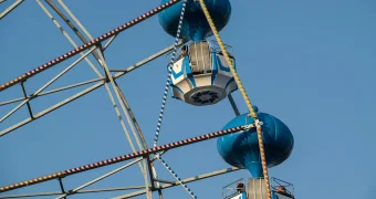 Кабинка аттракциона с пассажирами рухнула в парке Караганды (ВИДЕО)