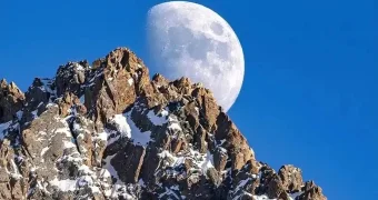 Уникальное видео сентябрьского суперлуния над алматинскими горами поразило Казнет