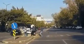 Lexus наехал на пешеходов в центре Алматы: жуткое видео