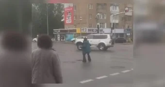 Пьяная женщина танцевала на перекрёстке в Астане