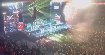 12 тысяч зрителей хором спели известную казахскую песню