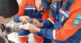 Девочка не смогла снять кольцо с пальца в Таразе - вызвали спасателей