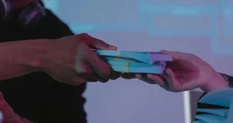 Вор на мопеде вытащил из машины в Алматы барсетку с 23 млн тенге. ВИДЕО