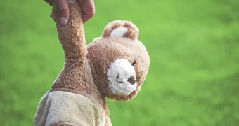 Подростки изнасиловали 5-летнюю девочку: на мать жертвы хотят завести уголовное дело в Костанае