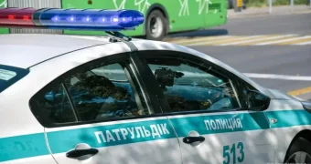 Патрульного полицейского сбила машина во время несения службы в Атырау. ВИДЕО