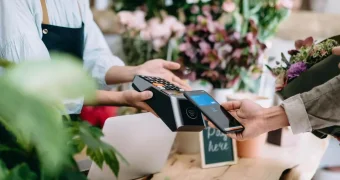 Могут ли проверить денежные переводы на букет ко Дню учителя в Казахстане