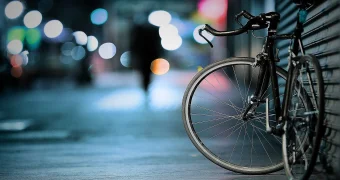 Велосипедист влетел в трактор на дороге с “Медеу“: видео инцидента