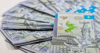 Казахстанцы назвали, кто должен получать миллионные зарплаты