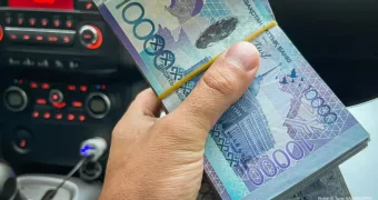 Казахстанец обнаружил банковскую карту с деньгами. Его осудили