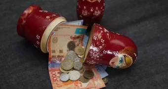 Как досрочное изъятие пенсионных накоплений влияет на будущую пенсию в Казахстане