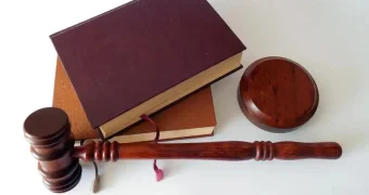 Суд на восемь лет запретил женщине заходить в комнату брата