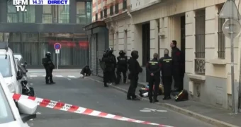 Сын владельца ресторана в пригороде Парижа взял его сотрудников в заложники