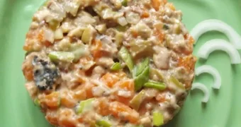 Обойдет «Оливье»: рецепт салата на Новый год-2025 - попадете в топ Зеленой Деревянной Змеи