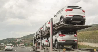 Почему казахстанцам хотят запретить ввозить новые авто из-за рубежа, спросили главу Минфина