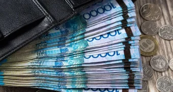 Пенсионер в ЗКО добровольно отдал мошенникам 100 миллионов тенге со своего депозита