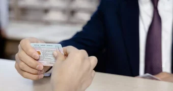 Казахстанка вернула перечисленные за права 100 тыс. тенге