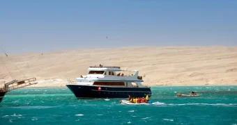 Яхта с туристами затонула в Египте, десятки человек пропали без вести