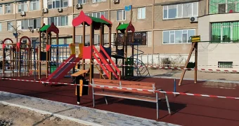 На затянувшуюся реконструкцию детских площадок пожаловались жители Актау