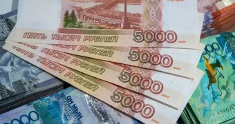 "Постой, паровоз": рубль катится вниз и тянет за собой тенге