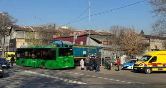 Тепловоз протаранил автобус в Алматы: число пострадавших выросло